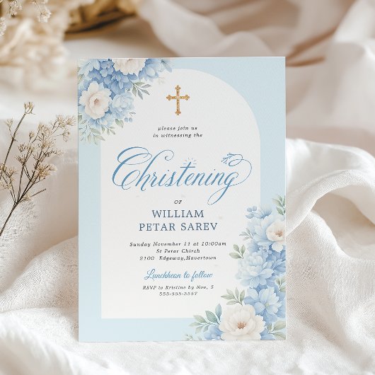 Elegantes Blue Floral Christening Einladung mit Cr