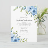 Elegantes Blue Floral Greenery Brautparty Einladung (Stehend Vorderseite)