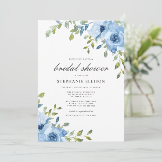 Elegantes Blue Floral Greenery Brautparty Einladung (Stehend Vorderseite)