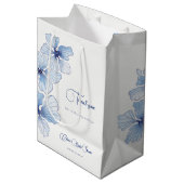 Elegantes Blue Flowers Brautparty Mittlere Geschenktüte (Vorderseite Schrägansicht)