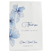 Elegantes Blue Flowers Brautparty Mittlere Geschenktüte (Vorderseite)