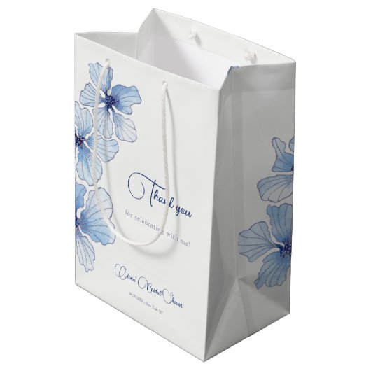 Elegantes Blue Flowers Brautparty Mittlere Geschenktüte (Rückseite Schrägansicht)