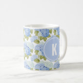 Elegantes Blue Hydragea Blume Muster Monogramm Kaffeetasse (VorderseiteRechts)