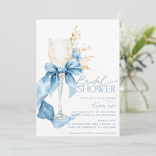 Elegantes Blue Hydrangea Bow Champagne Brautparty Einladung (Stehend Vorderseite)
