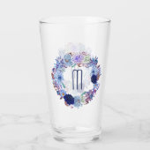 Elegantes Blue Mum Floral Wreath Monogramm Glas (Rückseite)