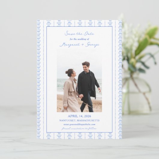 Elegantes Blue Seashell Coastal Foto Hochzeit Save The Date (Stehend Vorderseite)