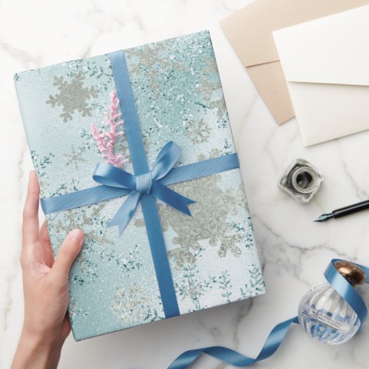 Elegantes Blue Silver Christmas Snowflake Muster Geschenkpapier (Schenken)