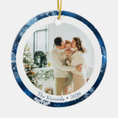 Elegantes Blue Snowflake Weihnachts-Foto Keramik Ornament (Vorne)