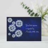 Elegantes Blue Snowflake Winter Wedding UAWG RSVP Karte (Stehend Vorderseite)
