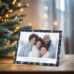 Elegantes Blue Snowflakes Weihnachten Foto<br><div class="desc">Genießen Sie den Winterzauber mit unserer Vintag inspiriert Weihnachtskarte in Blau, Grün und Weiß. Feine Schneeflocken tanzen über eine ruhige blaue Kulisse und schaffen ein Gefühl der Ruhe und des Staunens. Fügen Sie Ihr Lieblings-Foto, um diese zeitlose Begrüßung personalisieren. Egal ob Sie Ihren Lieben nahe oder fern warme Wünsche schicken,...</div>