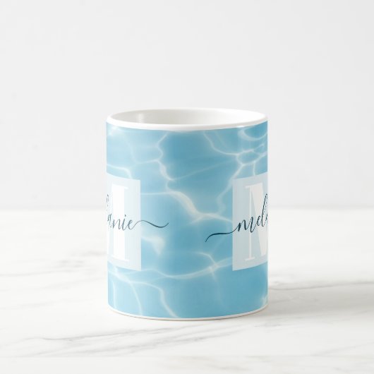 Elegantes Blue Swimming Monogram Script Kaffeetasse (Mittel)