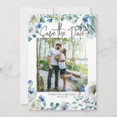 Elegantes Blue White Floral Verlobung Foto Spring Save The Date (Vorderseite)