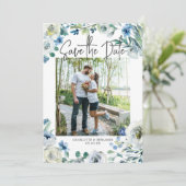 Elegantes Blue White Floral Verlobung Foto Spring Save The Date (Stehend Vorderseite)
