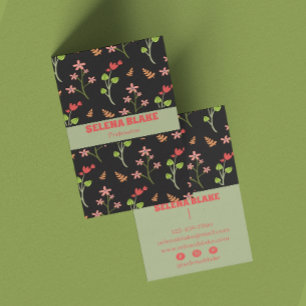 Elegantes Blumendesign mit dunklem Hintergrund Visitenkarte