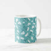 Elegantes Blumenmuster - Aquamarin & weiß botanisc Kaffeetasse (VorderseiteRechts)