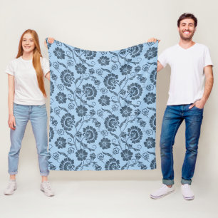 Elegantes Blumenmuster auf hellblauem Hintergrund Fleecedecke