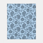 Elegantes Blumenmuster auf hellblauem Hintergrund Fleecedecke (Vorderseite)