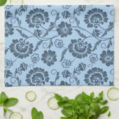 Elegantes Blumenmuster auf hellblauem Hintergrund Geschirrtuch (Gefaltet)