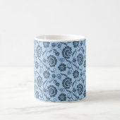 Elegantes Blumenmuster auf hellblauem Hintergrund Kaffeetasse (Mittel)