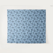 Elegantes Blumenmuster auf hellblauem Hintergrund Wandteppich (Vorderseite (Horizontal))