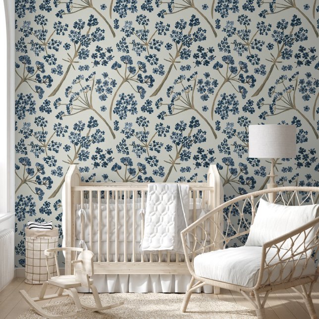Elegantes Blumenmuster Tapete (Elegant Blue Watercolor Floral Pattern Wallpaper from Studio Posies. )