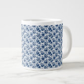Elegantes Blumenmuster Vintage Peonies Jumbo-Tasse (Vorderseite Rechts)