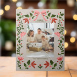 Elegantes Blumenrahmen Weihnachts-Foto Feiertagskarte<br><div class="desc">Die gerahmte Weihnachtsfotokarte von Ricaso, die in Rot, Rosa, Grün und Grün gehalten ist, lässt die Ferien zu einem unvergesslichen Erlebnis werden! Personalisieren Sie mit Ihrem Lieblingsfoto. Machen Sie Ihren Urlaub mit dieser individuell gestaltbaren Fotokarte unvergesslich. Zeigen Sie Ihre Lieblingsgedächtnisse aus dem Jahr und verbreiten Sie Beifall zu Lieben weit...</div>