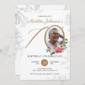 Elegantes Blumenschrift Custom Foto 70. Geburtstag Einladung (Vorne/Hinten)
