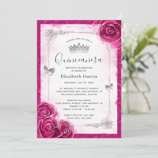 Elegantes Blumensilber und Fuchsia Quinceanera Einladung (Stehend Vorderseite)
