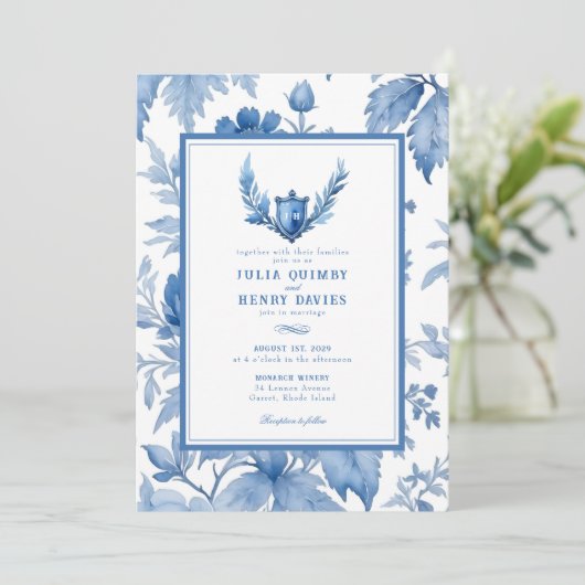 Elegantes Blumentoile Periwinkle Blaues Wappen Hoc Einladung (Stehend Vorderseite)