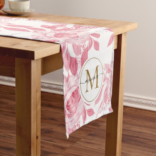 Elegantes Blush Pink Aquarellfarben Gold Monogramm Kurzer Tischläufer (Beispiel)