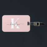 Elegantes Blush Pink Gray Script Monogram Gepäckanhänger<br><div class="desc">Dieses schlichte, elegante, rosa Gepäckanhänger mit Ihrem Vornamen in einem trendigen Script-Schriftart in Grau und Ihre erste Initiale in einem modernen, weiß gestrichenen Schriftart mit Kappe auf der einen Seite und ein Kartenschlitz für Ihren Namen, Ihre Adresse und Telefonnummer auf der anderen Seite würden auf Ihren Koffern fantastisch aussehen. Es...</div>