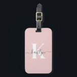 Elegantes Blush Pink Gray Script Monogram Gepäckanhänger<br><div class="desc">Dieses schlichte, elegante, rosa Gepäckanhänger mit Ihrem Vornamen in einem trendigen Script-Schriftart in Grau und Ihre erste Initiale in einem modernen, weiß gestrichenen Schriftart mit Kappe auf der einen Seite und ein Kartenschlitz für Ihren Namen, Ihre Adresse und Telefonnummer auf der anderen Seite würden auf Ihren Koffern fantastisch aussehen. Es...</div>