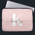 Elegantes Blush Pink Gray Script Monogram Laptopschutzhülle<br><div class="desc">Diese schlichte,  elegante,  rosa 13" Notebook-Hülle mit Ihrem Vornamen in einem trendigen Script-Schriftart in Grau und Ihre erste Initiale in einem modernen Kappe-Schriftart in Weiß ist perfekt für Sie. Es ist stilvoll und trendig und dennoch sehr klassisch. Es ist einzigartig - wie du!</div>