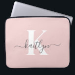 Elegantes Blush Pink Gray Script Monogram Laptopschutzhülle<br><div class="desc">Diese schlichte,  elegante 15" schwarz rosa Notebook-Hülle mit Ihrem Vornamen in einem trendigen Script-Schriftart in Grau und Ihre erste Initiale in einem modernen Kappe-Schriftart in Weiß ist perfekt für Sie. Es ist stilvoll und trendig und dennoch sehr klassisch. Es ist einzigartig - wie du!</div>