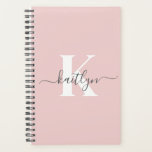 Elegantes Blush Pink Gray Script Monogram Planer<br><div class="desc">Dieser schlichte, elegante, rosa 5, 5 x 8, 5 weiche Planer mit Ihrem Vornamen in einem trendigen Script-Schriftart in Grau und Ihre erste Initiale in einem modernen Kappe-Schriftart in Weiß ist perfekt für Ihre Schlüssel. Es ist stilvoll und trendig und dennoch sehr klassisch. Es wird behaltend Termine, Treffen, Termine, Hausaufgaben...</div>