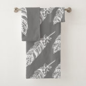 Elegantes Bohemisches Tribal Feathers & Gray Badhandtuch Set (Insitu)