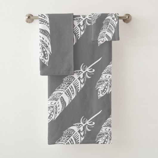 Elegantes Bohemisches Tribal Feathers & Gray Badhandtuch Set (Insitu)