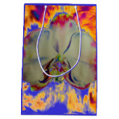 Elegantes boho abstraktes Orchideengemälde Mittlere Geschenktüte (Rückseite)