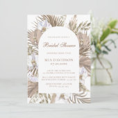 Elegantes Boho Floral Arch Pink & Tan Brautparty Einladung (Stehend Vorderseite)