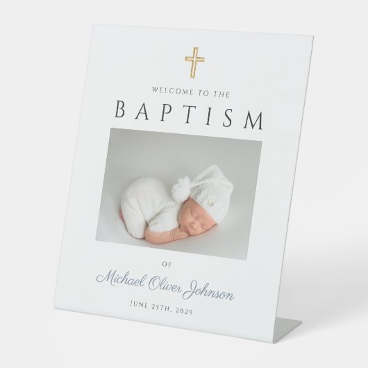 Elegantes Boy Baptism Dusty Blue Foto Willkommen Sockelschild (Vorderseite)