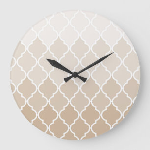 Elegantes braunes Creme-Quatrefoil-Muster in Paste Große Wanduhr