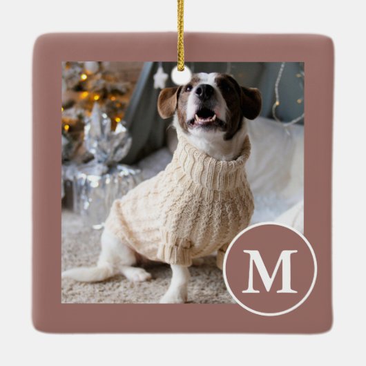 Elegantes, braunes und weißes Monogramm-Foto Keramikornament (Rückseite)