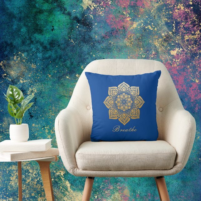 Elegantes Breathe Deep Royal Blue und Gold Mandala Kissen (Von Creator hochgeladen)