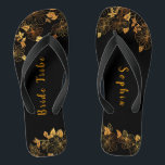 Elegantes Bride Tribe Black & Gold Foliage Muster Badesandalen<br><div class="desc">Diese eleganten Bräunungs-Flip-Flops aus schwarzem und goldgelbem Blattmuster besticht durch eine luxuriöse Schwarz- und Goldpalette, ein atemberaubendes goldfarbenes Blumenmuster und ein modernes typografisches Set vor schwarzem Hintergrund, das Eleganz und Eleganz ausstrahlt. Es ist ein wunderschönes Geschenk für deinen Brautstamm. Anzeigen der Auflistung auf dieser Seite, um passende Elemente zu finden....</div>