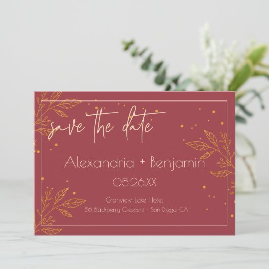Elegantes Burgund & Gold Moderne Hochzeit Save The Date (Stehend Vorderseite)