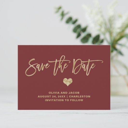 Elegantes Burgund und Gold mit Herz Save The Date (Stehend Vorderseite)