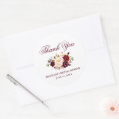 Elegantes Burgundy Floral Brautparty Runder Aufkleber (Umschlag)