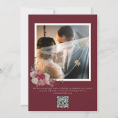 Elegantes Burgundy Floral QR Code Foto Hochzeit Einladung (Rückseite)