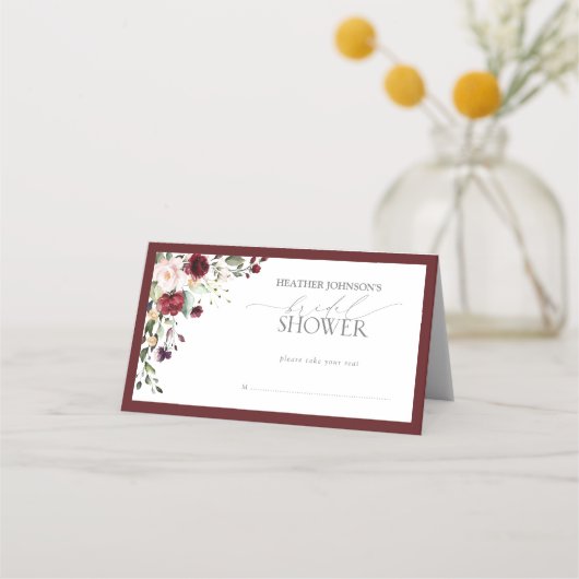 Elegantes Burgundy Floral Watercolor Brautparty Platzkarte (Vorderseite)